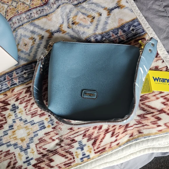 WRANGLER Like New Colorblock Cross Body 2-in-1Leather Purse/Bag Blue/white (348) - Picture 16 of 16